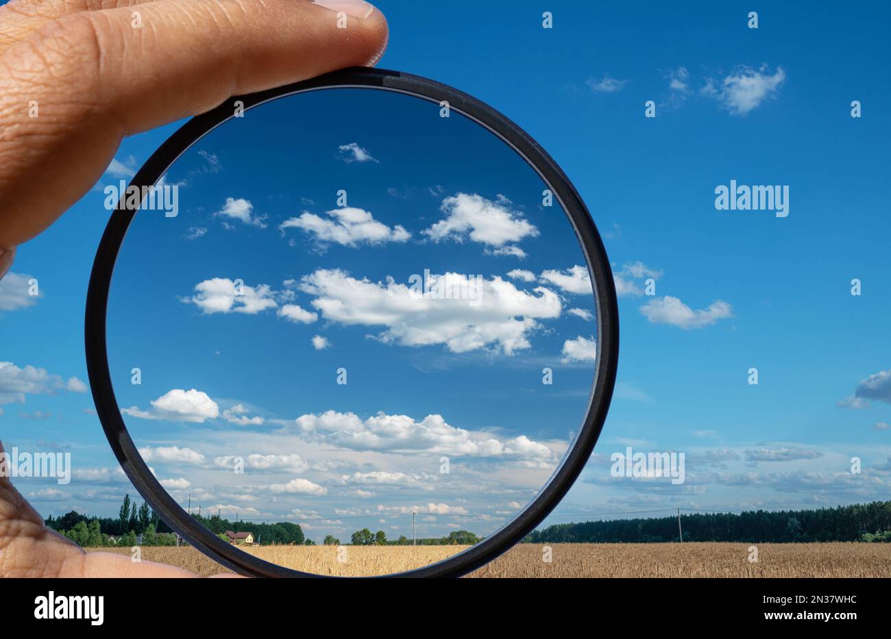 Effekt eines Polarisationsfilters auf dem Foto des Himmels. Das Bild der Wolken ist durch den Filter kontrastreicher. Stockfoto