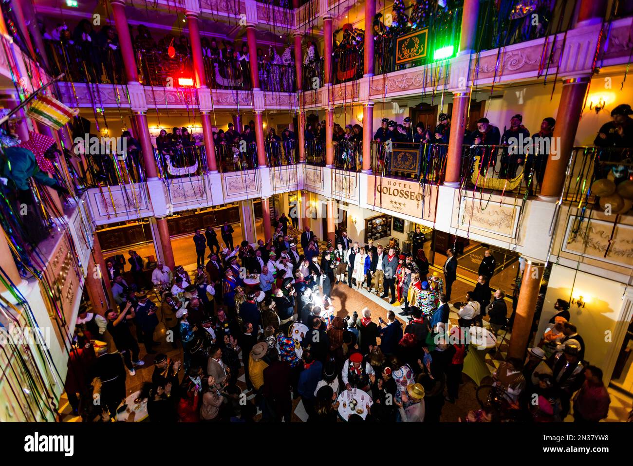 Rost, Deutschland. 07. Februar 2023. Narren stehen im Foyer des Hotels Colosseo auf den Balkonen, während unten vor dem Eingang unter anderem Markus Söder, der bayerische Premierminister (CSU), fotografiert wird. Der Ministerpräsident von Baden-Württemberg, Kretschmann (Allianz 90/Grüne), wird seine bayerische Pendants Söder (CSU) loben. Wehrle, Präsident des Verbands der Schwäbisch-Alemannischen Narren-Gilden, wird die Verleihung der Narren-Klemme an Söder rechtfertigen. Kredit: Philipp von Ditfurth/dpa/Alamy Live News Stockfoto