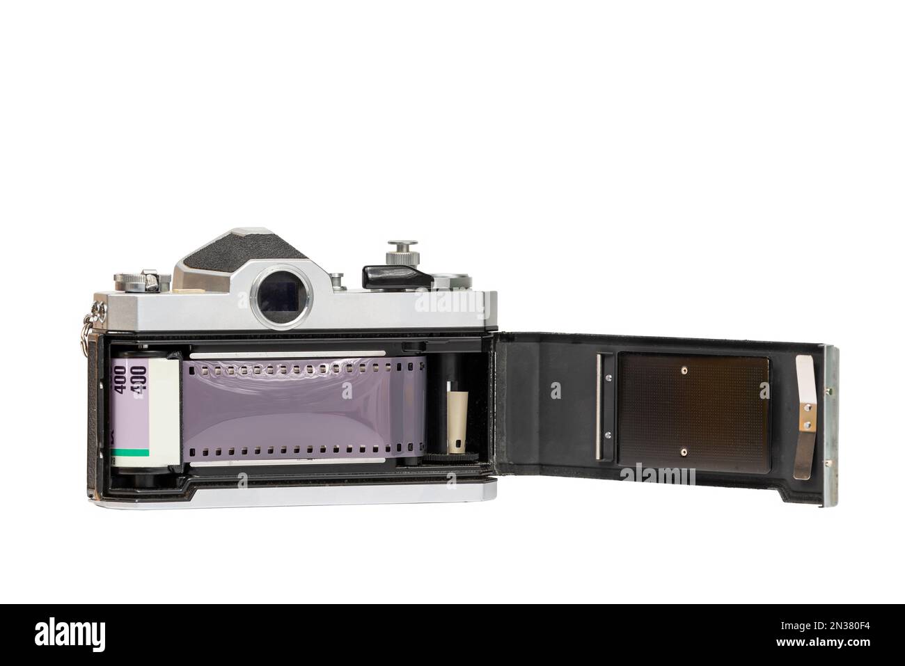 Die offene Rückseite des einzelnen Objektivreflexes zeigt die Filmkanisterkammer, die Filmaufnahmerolle und die Druckplatte auf der Kamerarückseite. Stockfoto