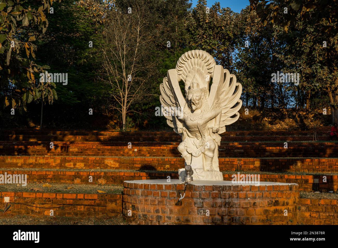 Bangalore, Indien - 10.01.2023: Garuda Statue aus der Nähe. Indisches traditionelles Symbol der hinduistischen Religion. Hochwertiges Foto Stockfoto