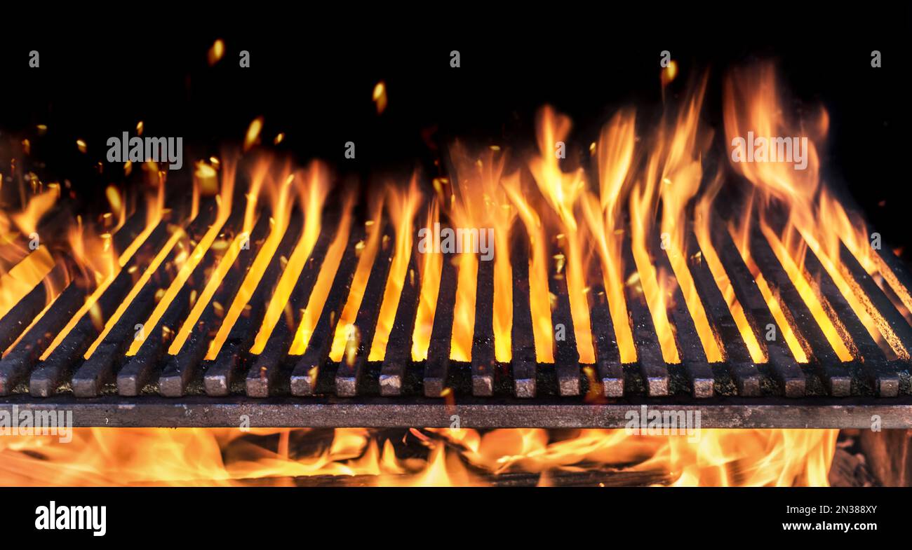Grill mit Flammen auf dunklem Hintergrund. Stockfoto