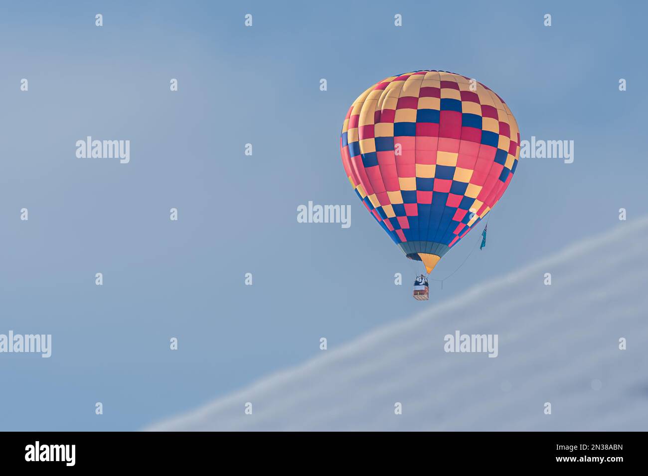 Heißluftballon im Flug. Eine Heißluftballonfahrt am Himmel in der Schweiz. Chateau d'oex, Vaud, Schweiz. Stockfoto