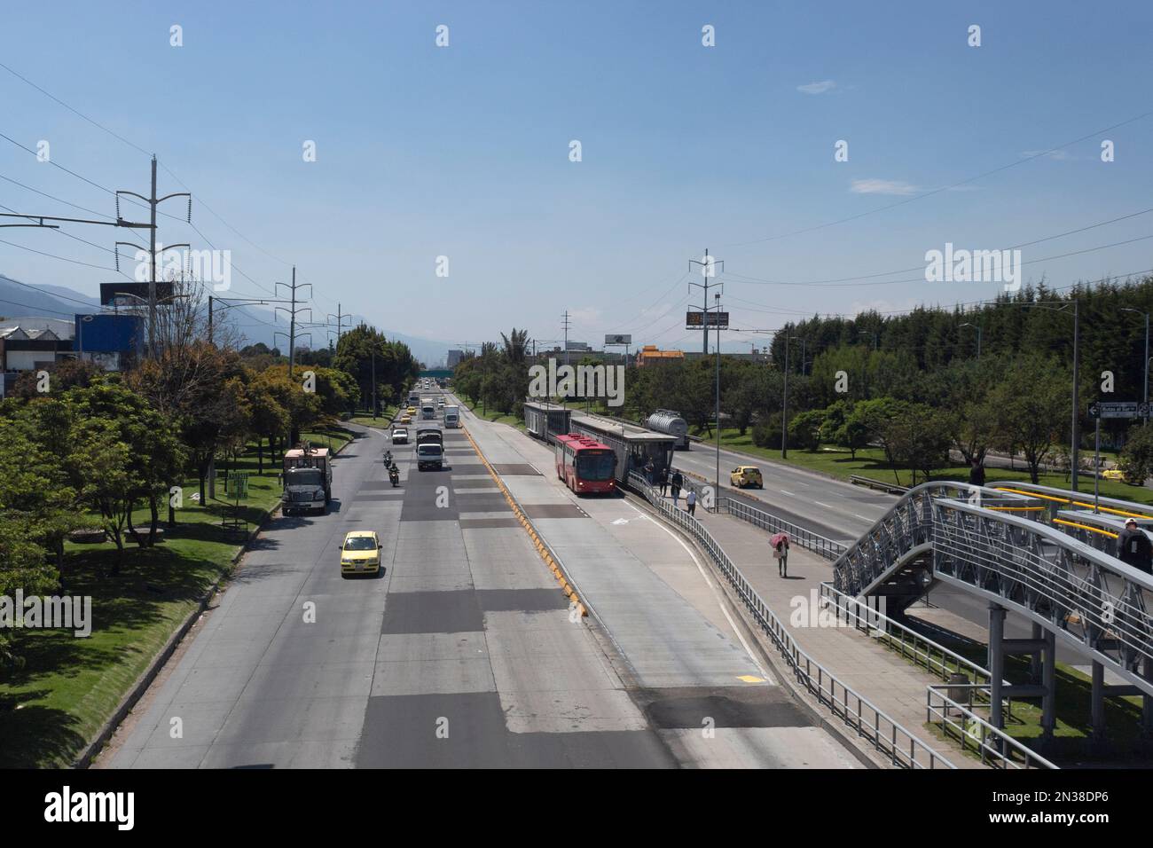 BOGOTA, KOLUMBIEN - Panoramablick auf den „Autopista Norte“ Highway von einer Torfbrücke aus Stockfoto