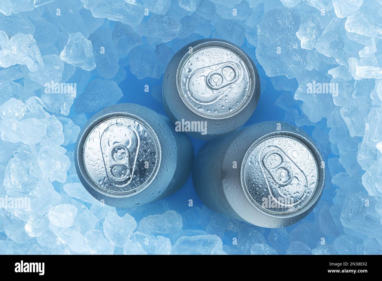 Kalte Flaschen Bier in Eiswürfeln, Draufsicht. Hintergrund für Speisen und Getränke. Stockfoto
