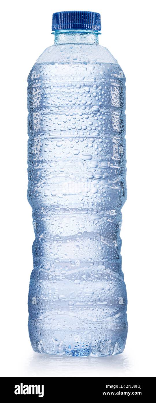 Plastikflasche mit gekühltem Wasser mit Kondenswassertropfen. Datei enthält Beschneidungspfad. Stockfoto