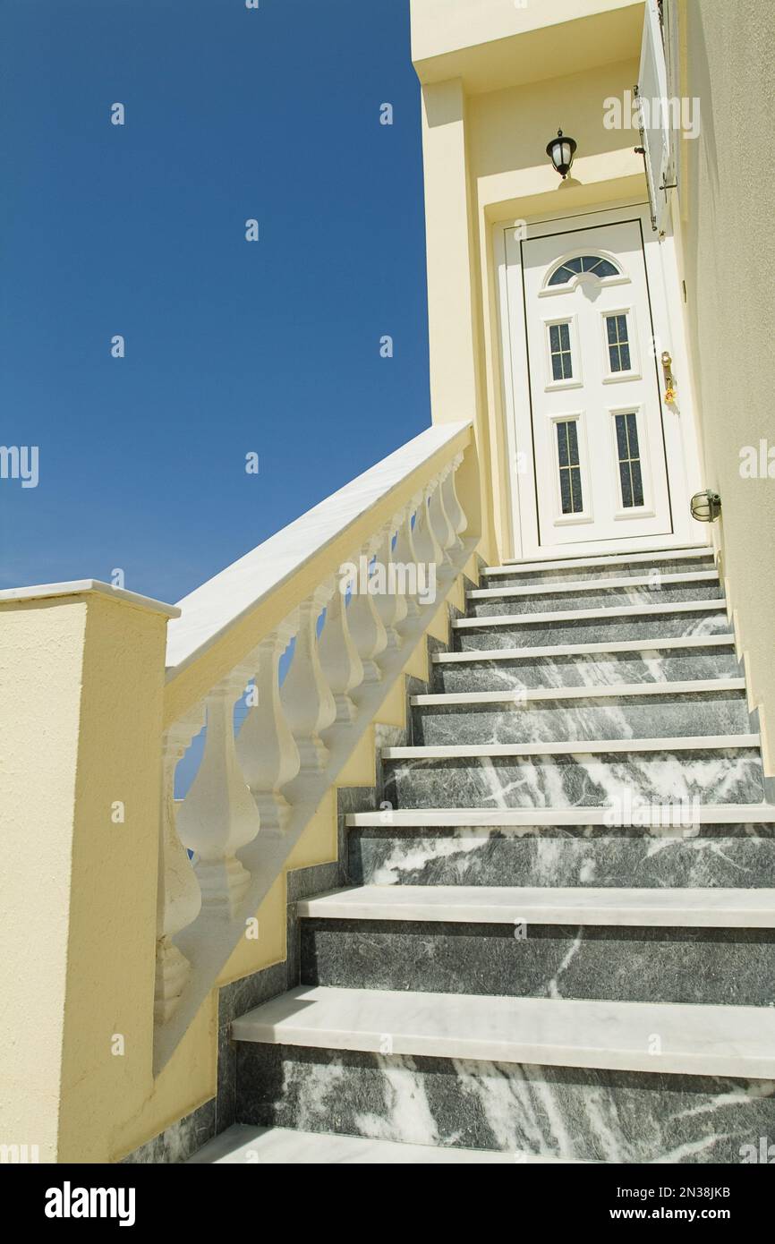 Treppe und Tür, Firostefani, Santorin, Griechenland Stockfoto