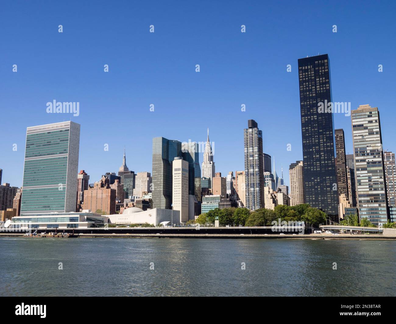 Skyline von East Manhattan mit UN-, Empire State- und Chrysler-Gebäuden von Roosevelt Island, New York, USA Stockfoto