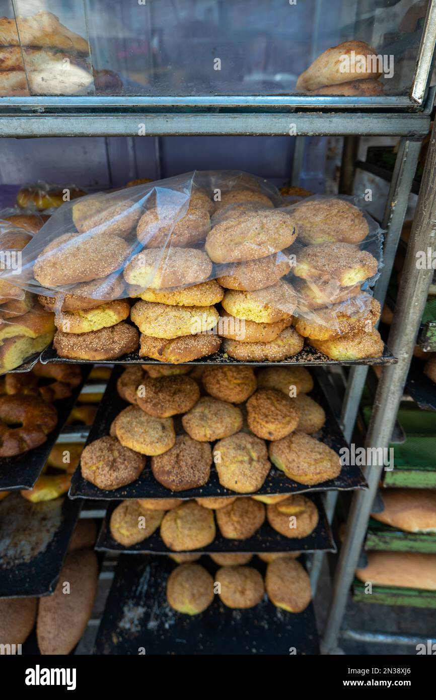 Teller mit winzigen arabischen Brotsorten in runden Formen in Tabletts in Food Display Stockfoto