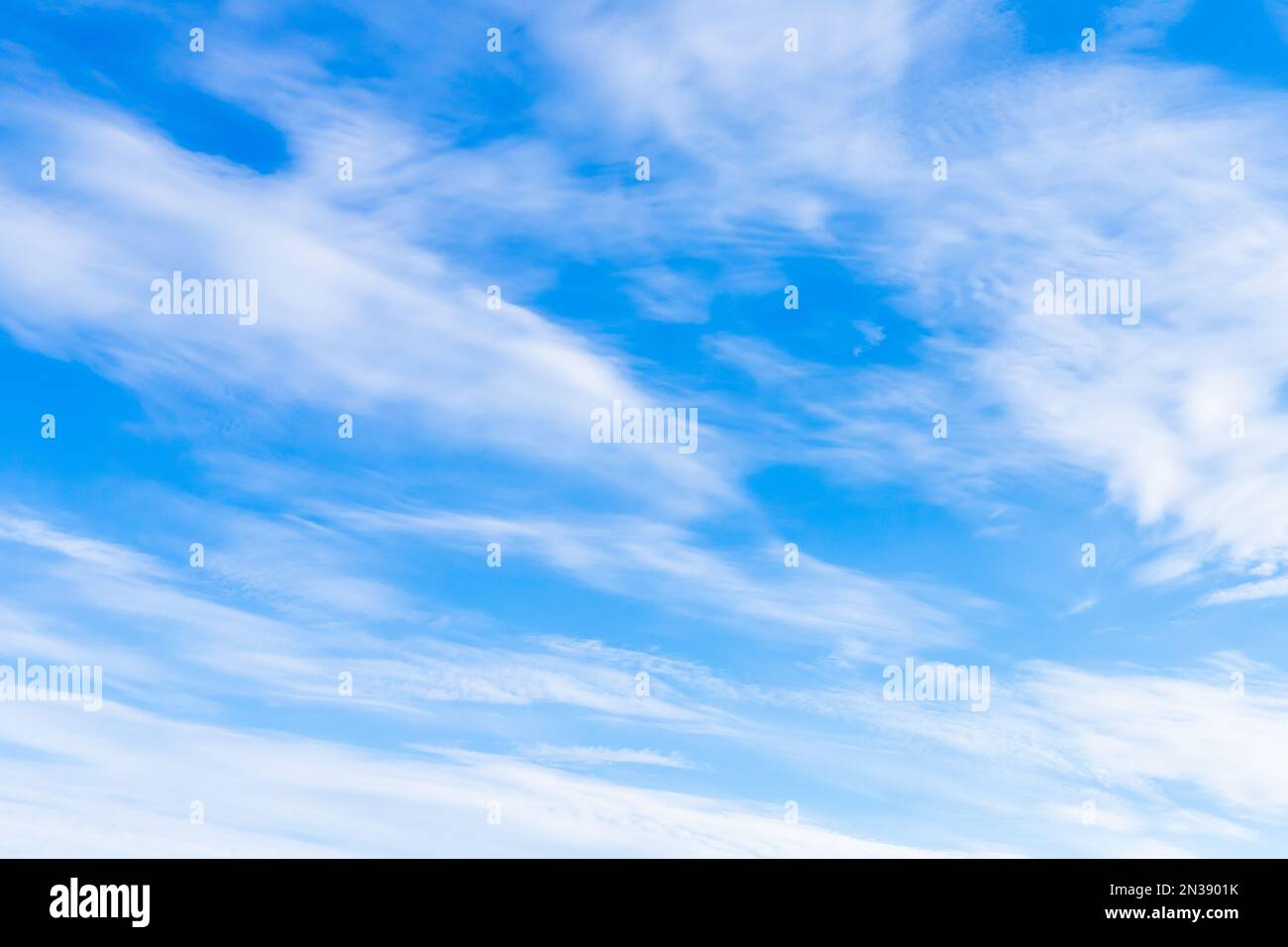 Blauer Himmel mit weißen Wolken an einem sonnigen Tag. Natürlicher Fotohintergrund Stockfoto