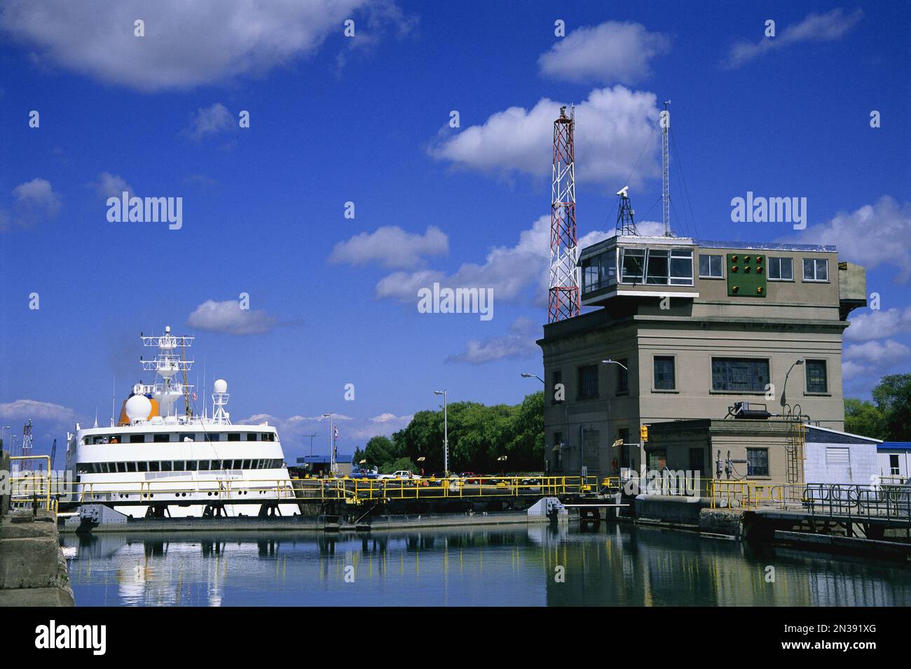 Kreuzfahrtschiff im Welland Kanal, St. Catharines, Ontario, Kanada Stockfoto