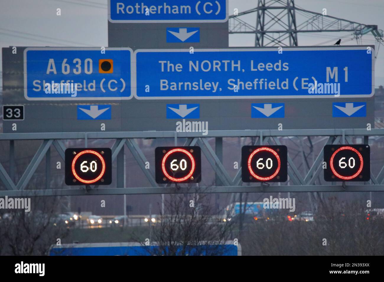 Schilder und variable Geschwindigkeitsbegrenzungen (60 mph) über jeder Spur der Autobahn m1 in der Nähe der Anschlussstelle 33 ermöglichen ein aktives Verkehrsmanagement in Echtzeit Stockfoto