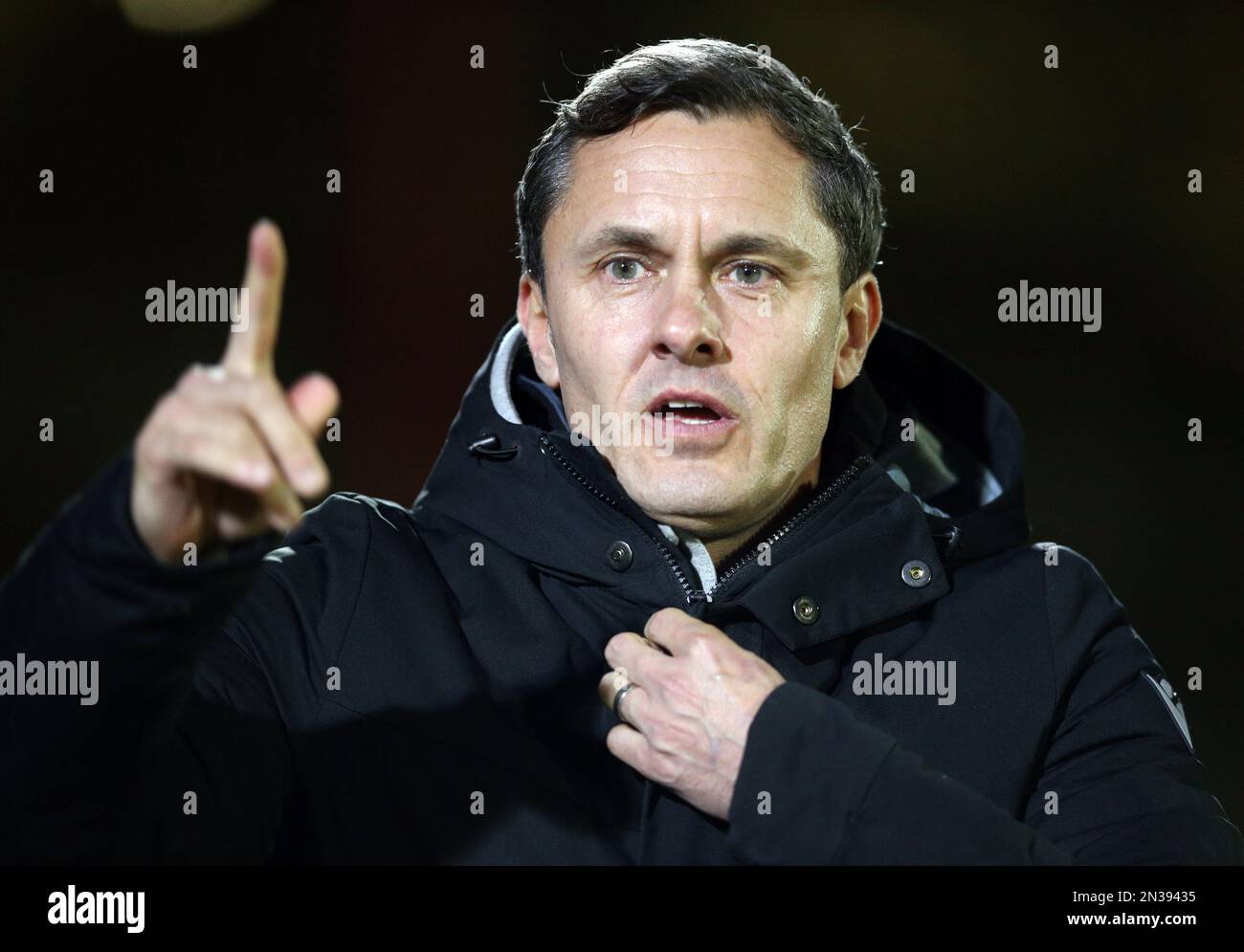 Grimsby Town Manager Paul Hurst vor der vierten Runde des FA-Pokals im Blundell Park, Cleethorpes. Foto: Dienstag, 7. Februar 2023. Stockfoto