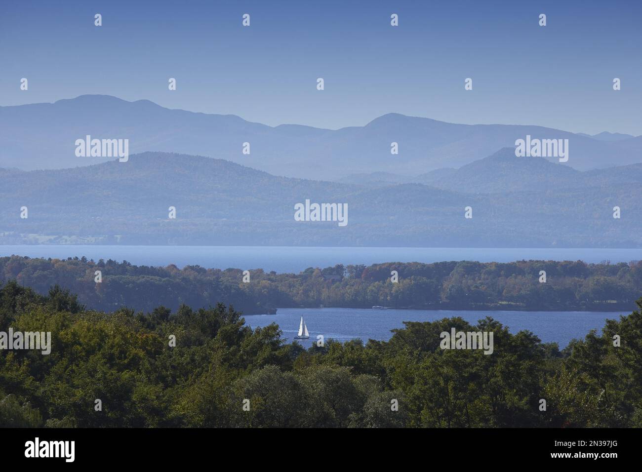 Blick auf den Adirondack Bergen und See Champlain aus Shelburne, Vermont, USA Stockfoto