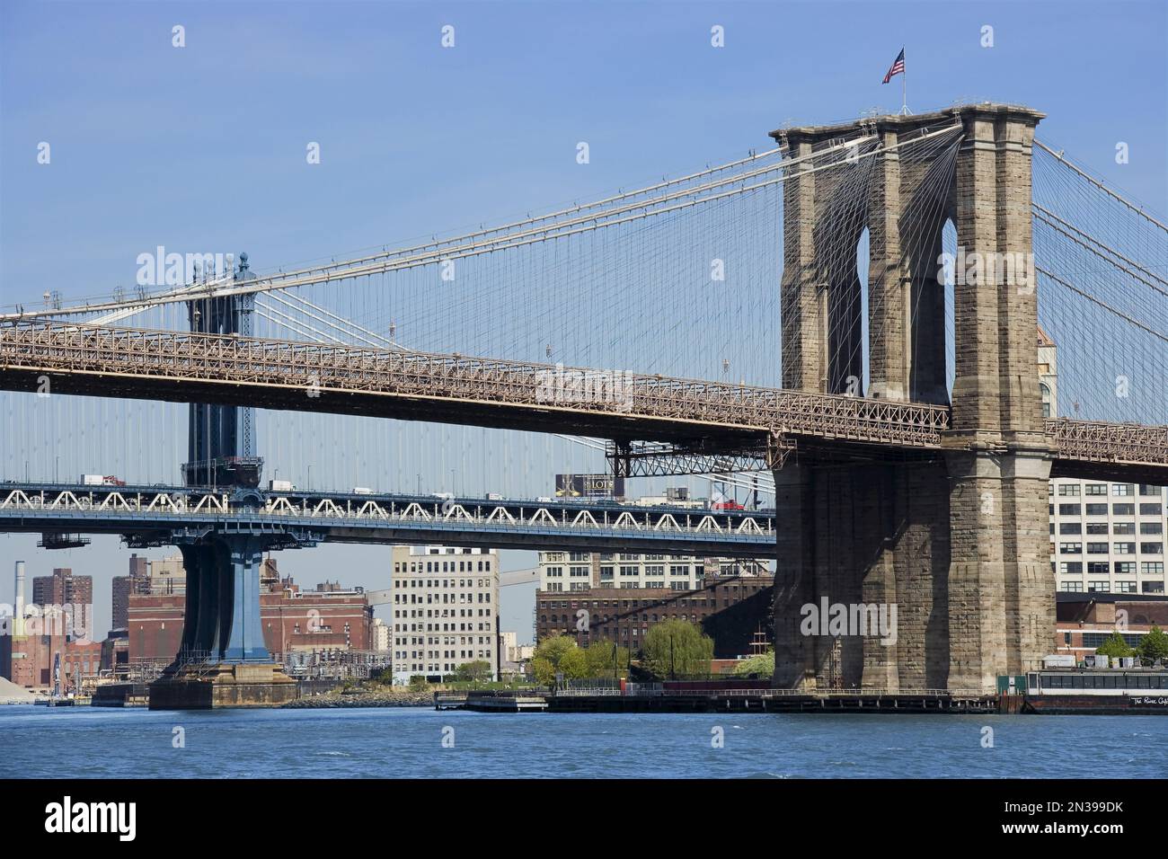 Brooklyn Bridge und Manhattan Bridge, South Street Seaport, New York City, New York, USA Stockfoto