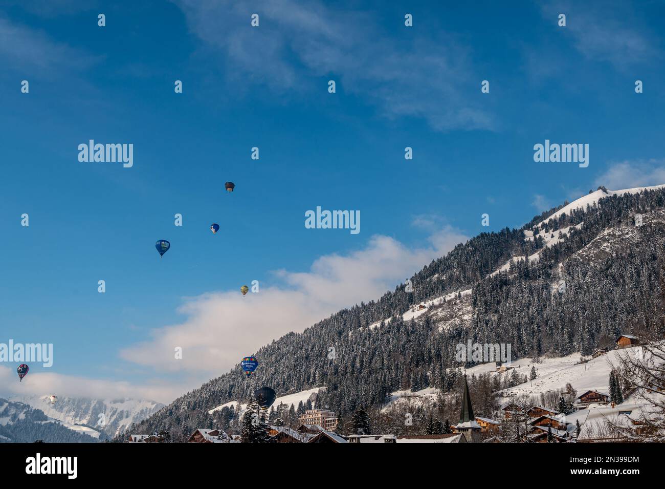 Chateau d'oex, Schweiz - Januar 29. 2023: Heißluftballons fliegen. Internationales Heißluftballonfestival. Stockfoto