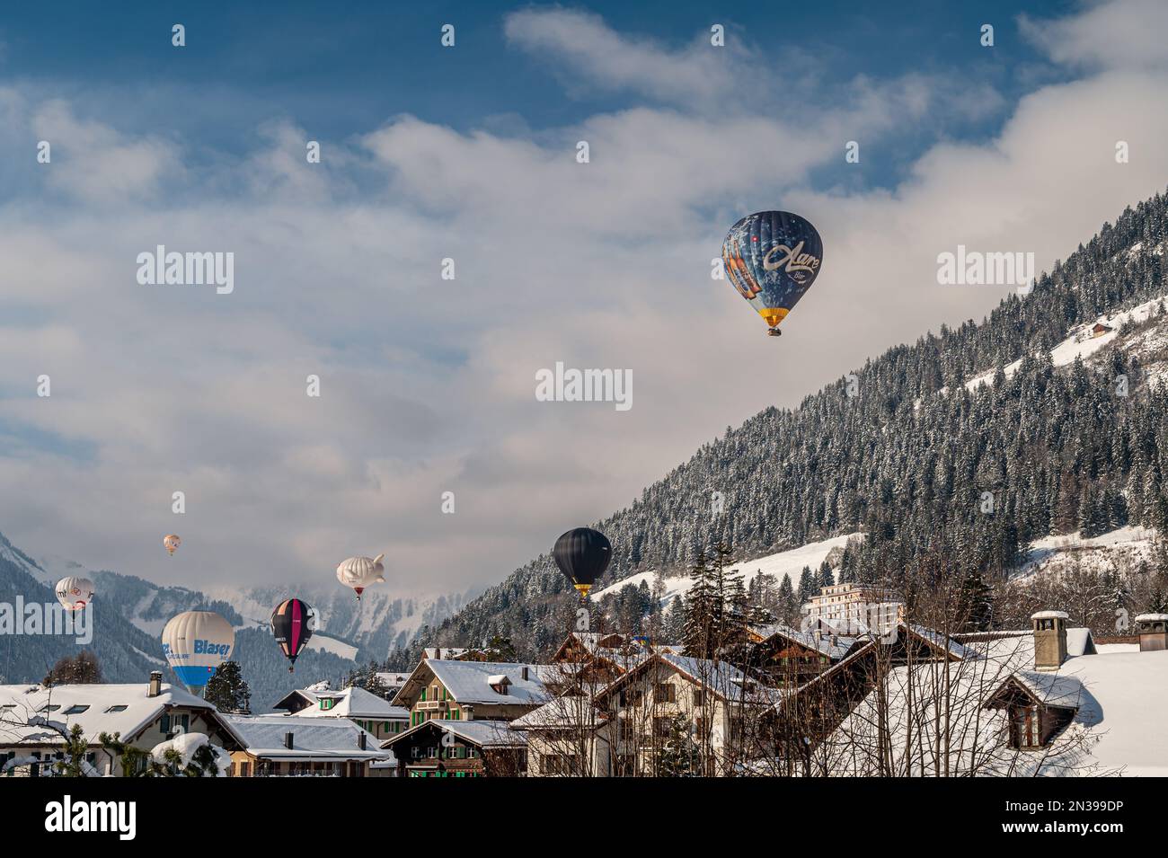 Chateau d'oex, Schweiz - Januar 29. 2023: Heißluftballons fliegen. Internationales Heißluftballonfestival. Stockfoto