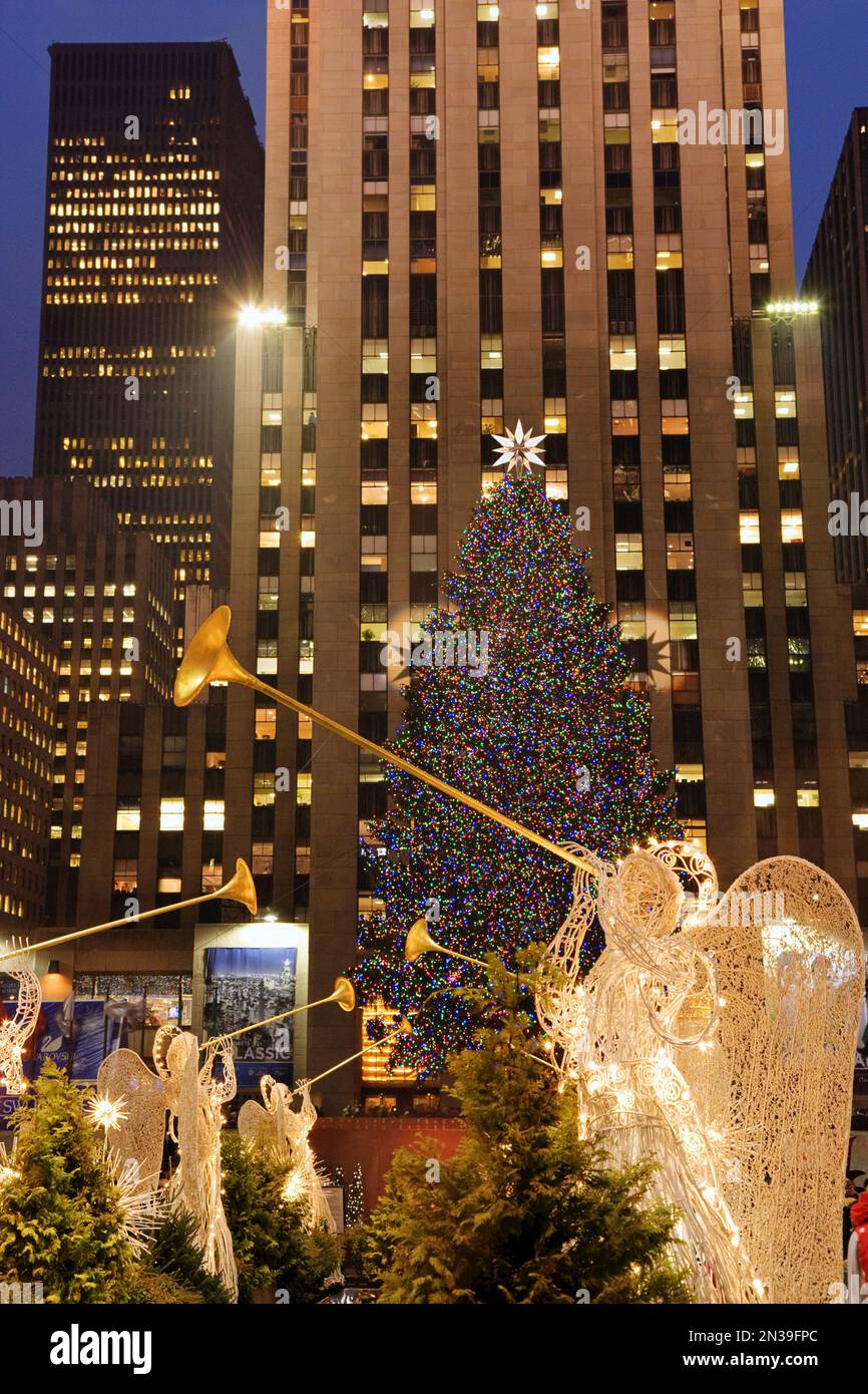 Weihnachtsbaum am Rockefeller Center in New York City, New York, USA Stockfoto