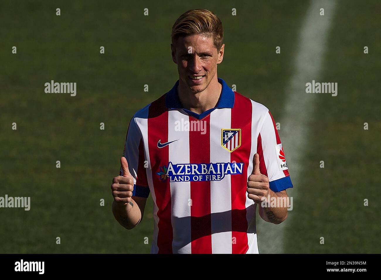 Spanish forward Fernando Torres poses for the photographers during his Atletico Madrid's official presentation at the Vicente Calderon stadium in Madrid, Spain, Sunday, Jan. 4, 2015. (AP Photo/Andres Kudacki) Stockfoto