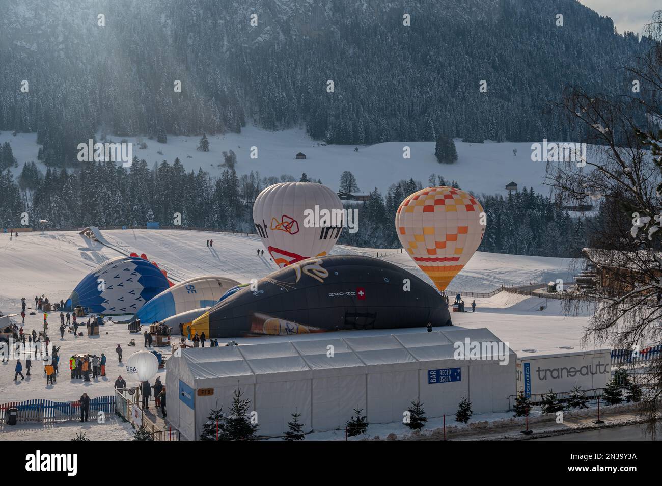 Chateau-d'Oex, Vaud, Schweiz - 23. Januar 2023: Heißluftballon. Personen, die für die Vorbereitung von Heißluftballonfahrten vor dem Flug arbeiten. Internatio Stockfoto