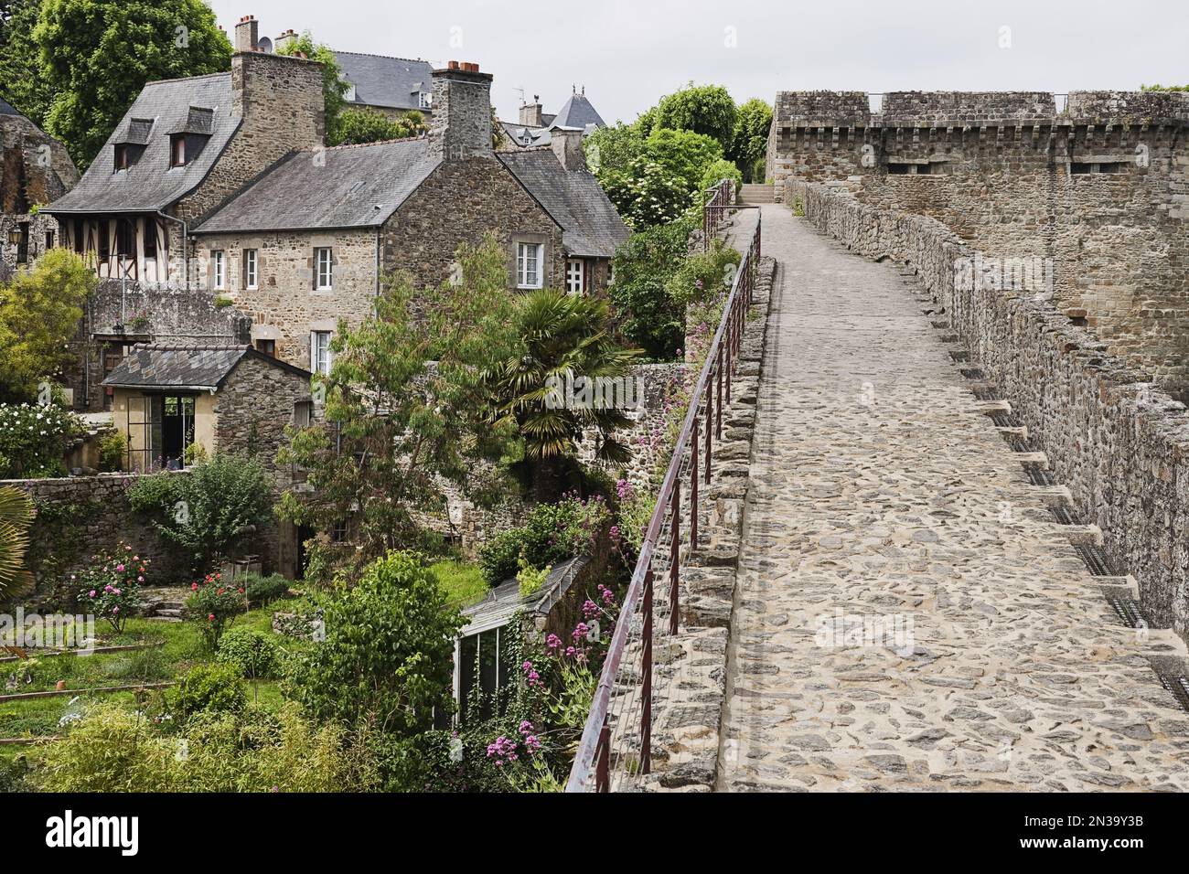 Wälle und Häuser, Dinan, Bretagne, Frankreich Stockfoto