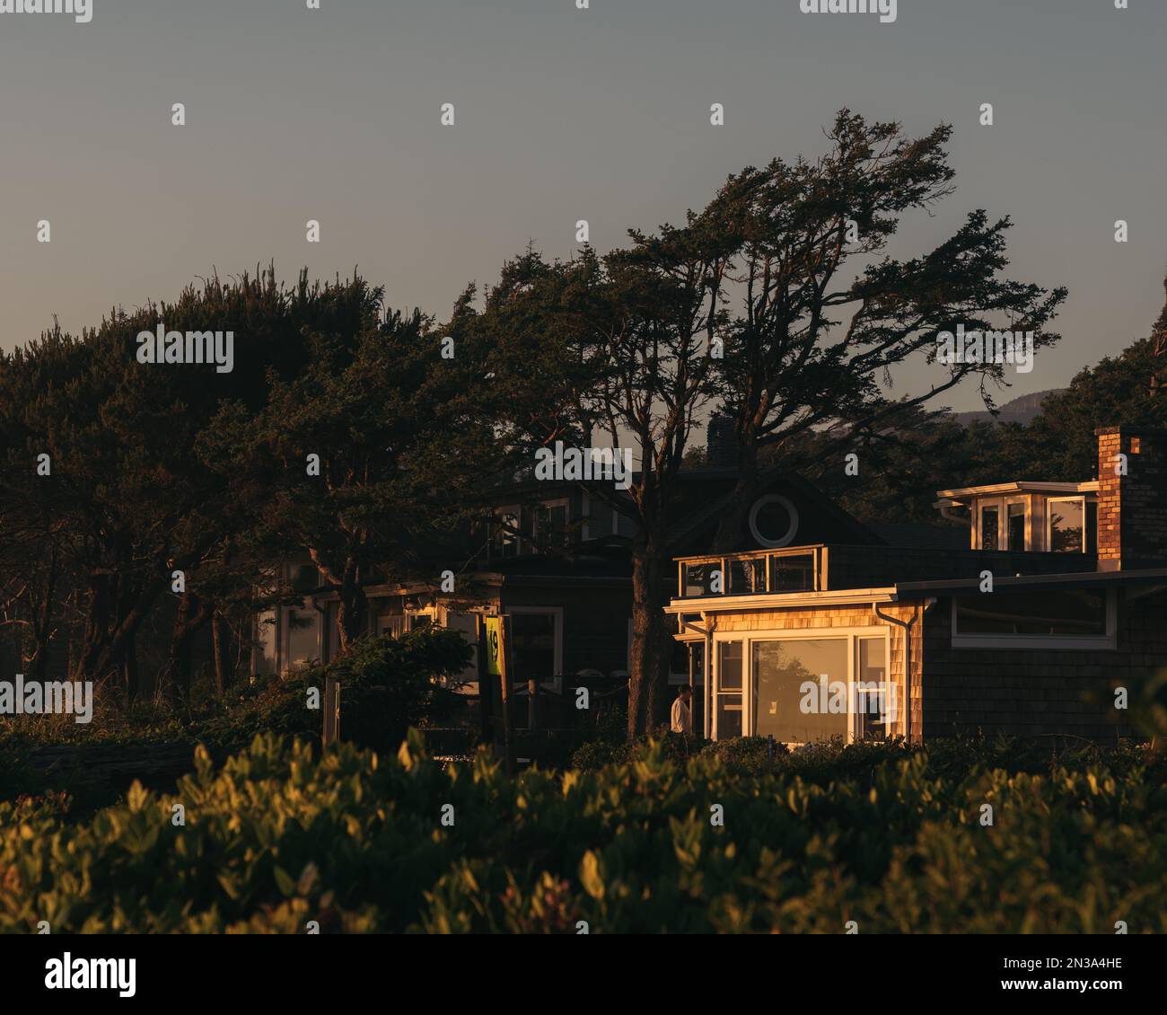 Strandhäuser an der Küste Oregons während der Golden Hour Stockfoto