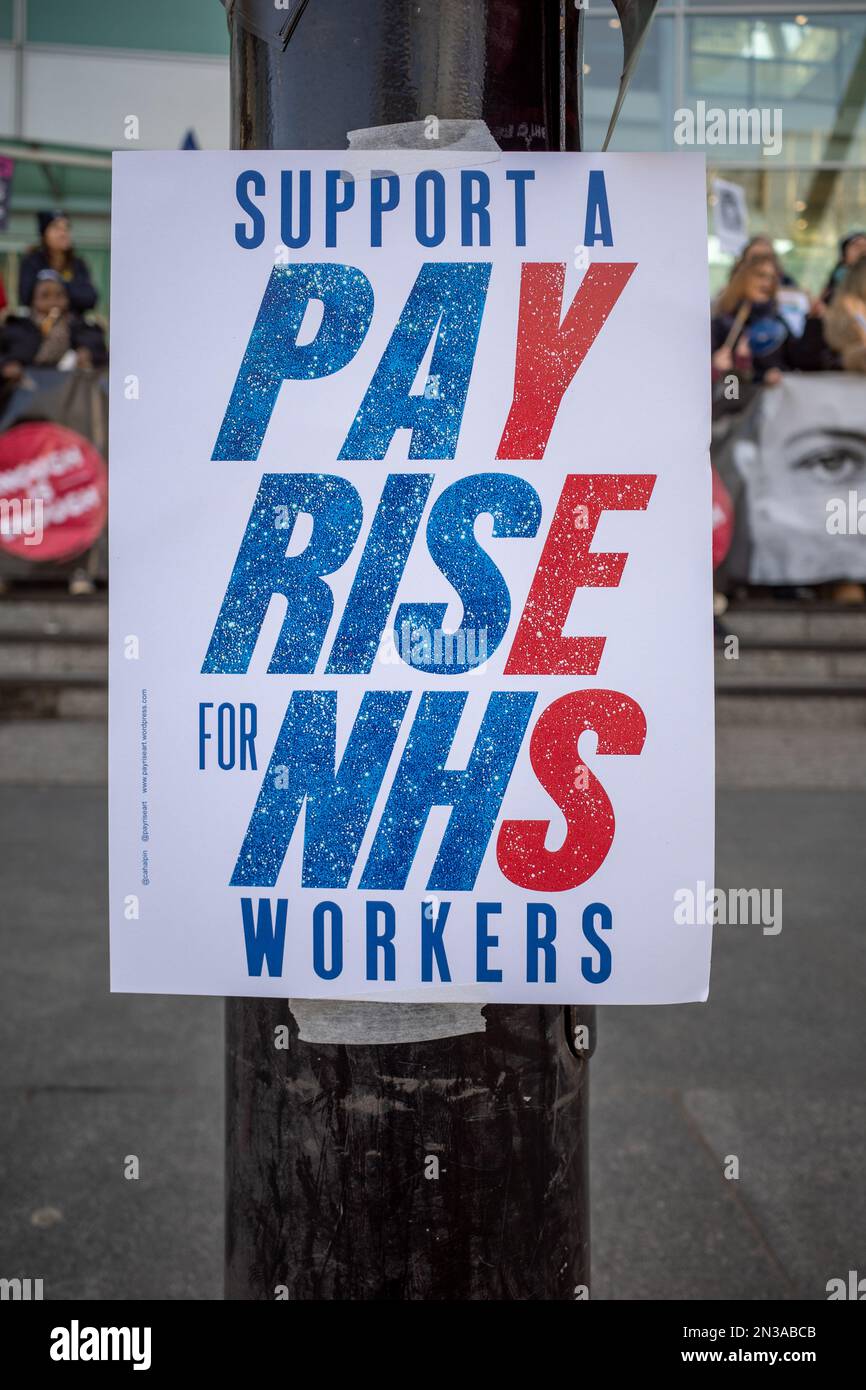 NHS-Krankenschwestern treten vor dem University College London Hospital in London auf und verlangen eine Gehaltserhöhung. Februar 7. 2023, London, Großbritannien. Stockfoto