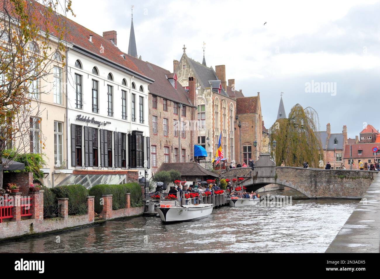 Brügge, Belgien - 04. November 2022: Mittelalterliche Architektur und Kanäle in Flandern. Stockfoto