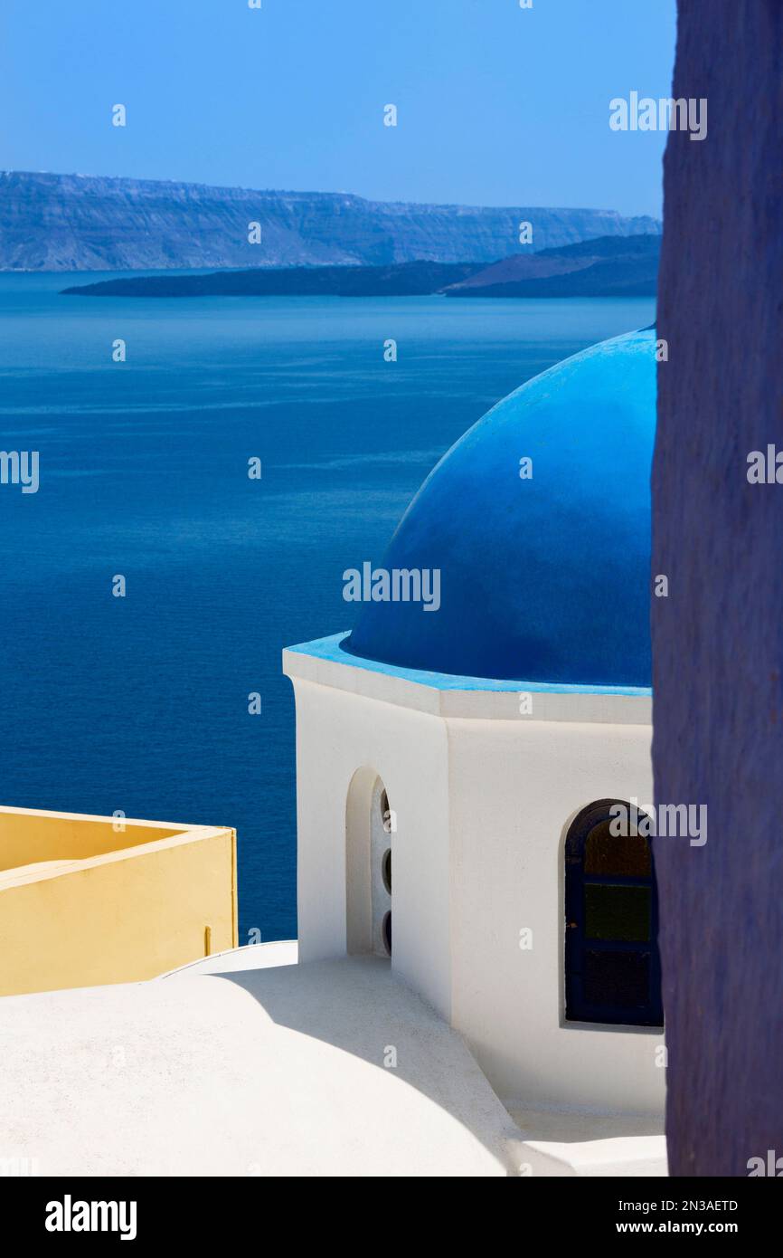 Blaue Kuppel-Kirche im Dorf Oia, Santorini, Cyclades, griechische Inseln, Griechenland Stockfoto