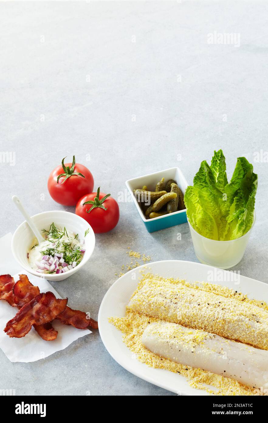 Zutaten für ein Fischsandwich auf dem Tisch Stockfoto