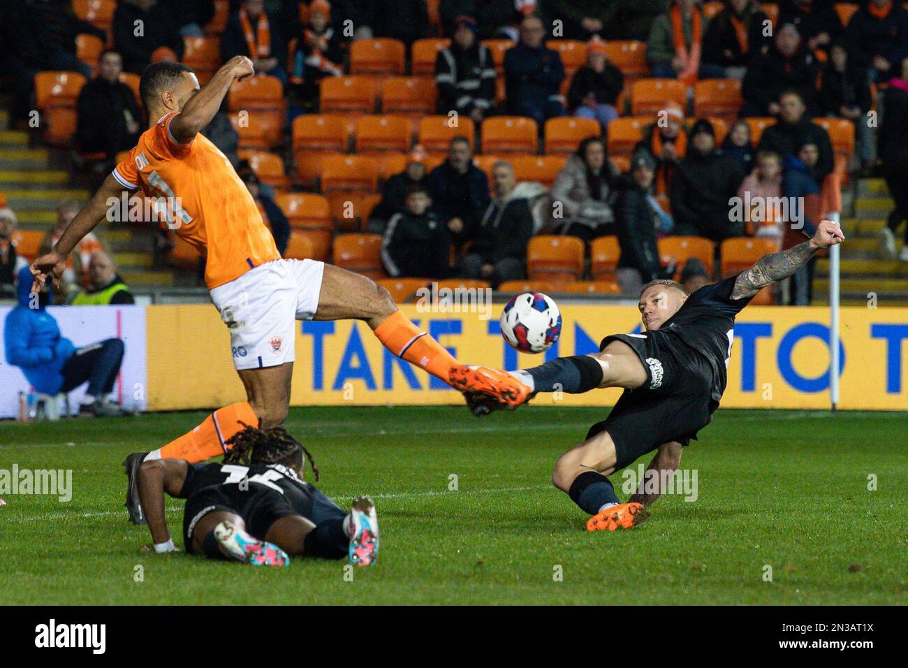 Martyn Waghorn #49 von Huddersfield Town wird von Curtis Nelson #31 von Blackpool während des Sky Bet Championship-Spiels Blackpool vs Huddersfield Town in Bloomfield Road, Blackpool, Großbritannien, am 7. Februar 2023 angegriffen (Foto: Craig Thomas/News Images) Stockfoto