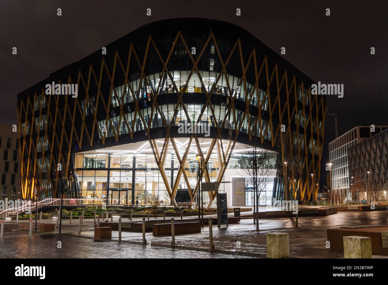 Das Catalyst Building im Newcastle Helix Science Park - innovatives Forschungszentrum in Newcastle upon Tyne, Großbritannien, beleuchtet bei Nacht. Stockfoto