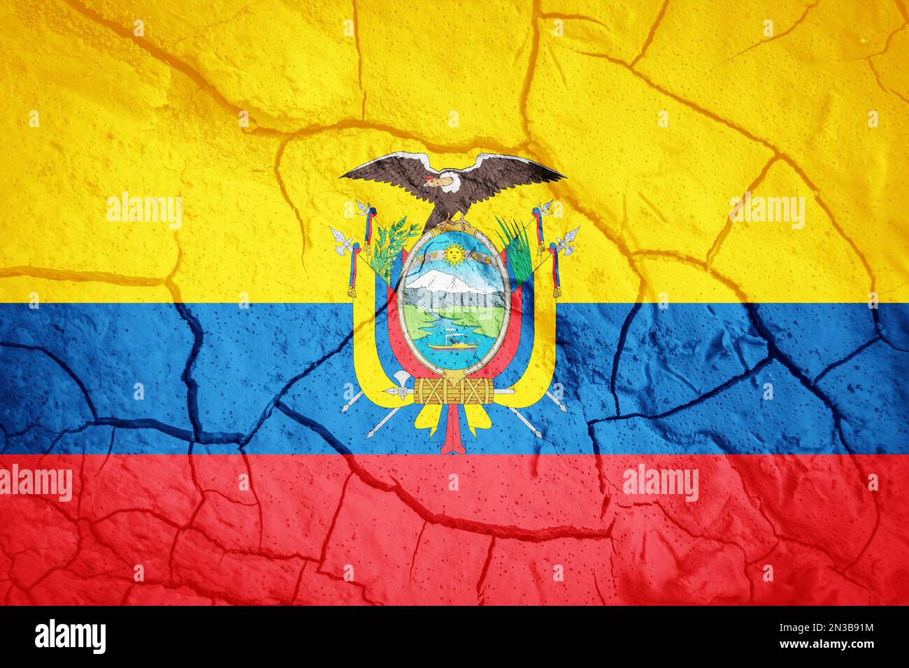 Flagge Ecuadors. Ecuador-Symbol. Flagge auf dem Hintergrund von trockener, gerissener Erde. Ecuador-Flagge mit Dürrekonzept Stockfoto