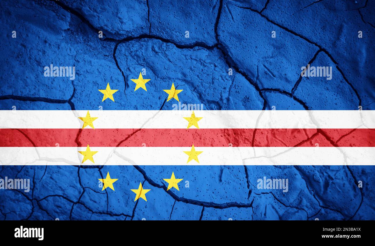 Flagge der Republik Cabo Verde. Cabo Verde-Symbol. Flagge auf dem Hintergrund von trockener, gerissener Erde. Kap-verdische Flagge mit Dürrekonzept Stockfoto