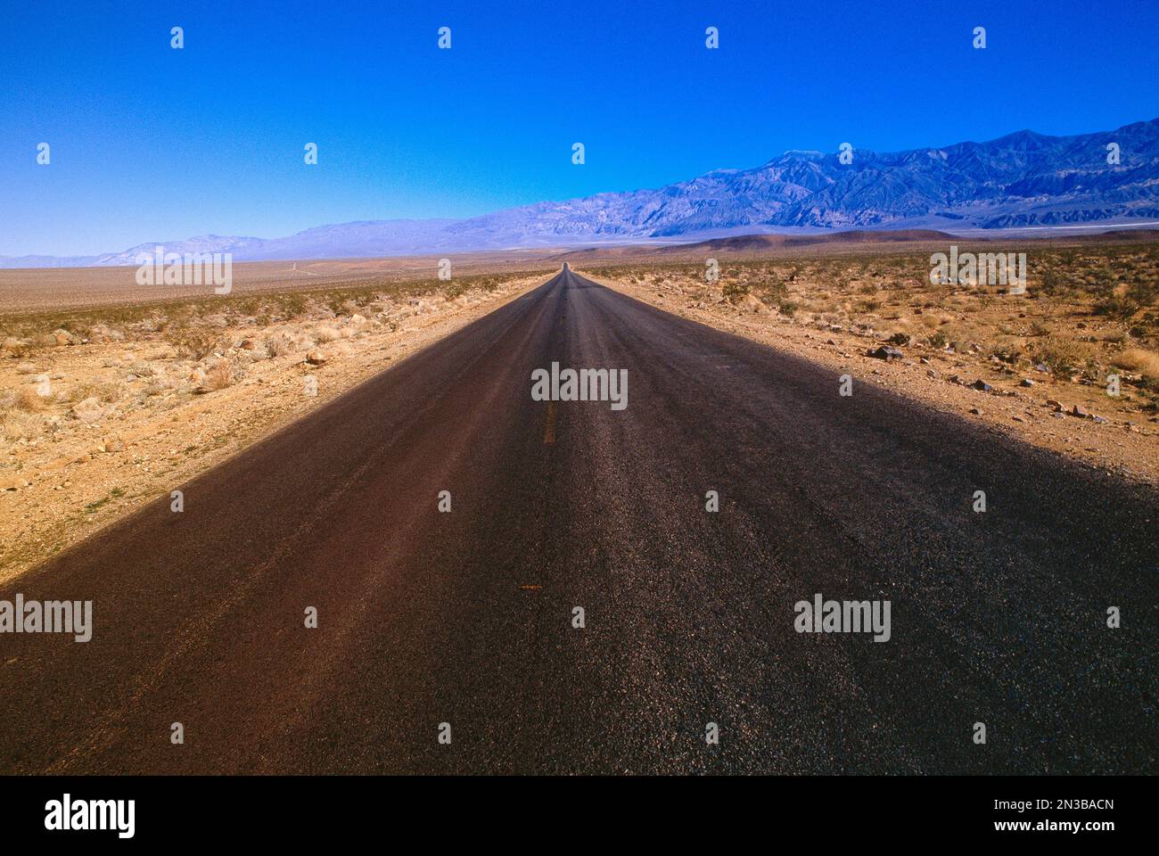 Straße, Mojave-Wüste, Kalifornien, USA Stockfoto