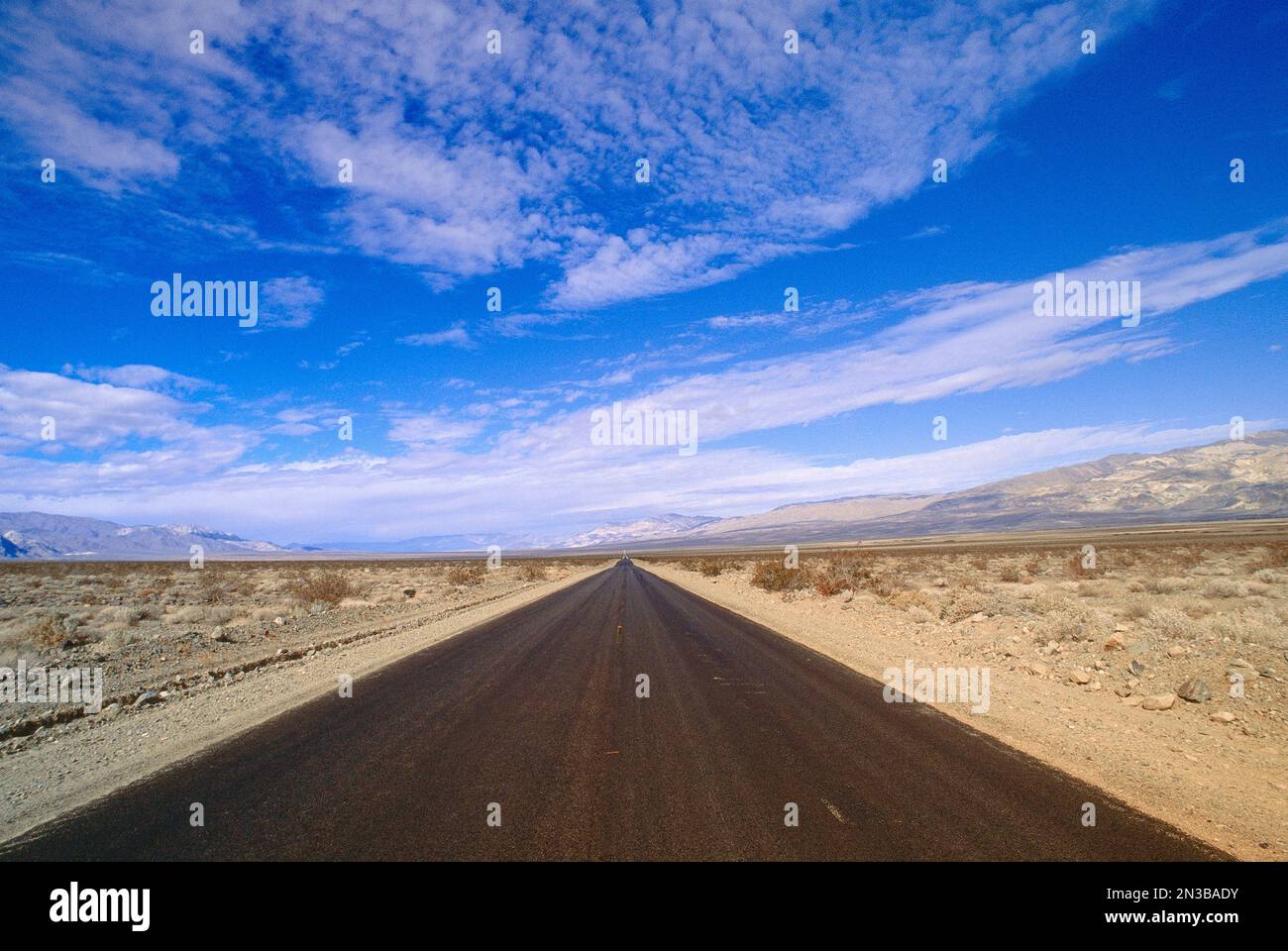 Straße, Mojave-Wüste, Kalifornien, USA Stockfoto