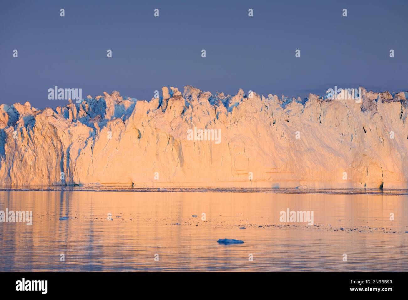 Eisberge bei Ilulissat Eisfjord bei Sonnenuntergang und Ilulissat Icefjord, Diskobucht, Qaasuitsup, Grönland, Polargebiete, Arktis Stockfoto