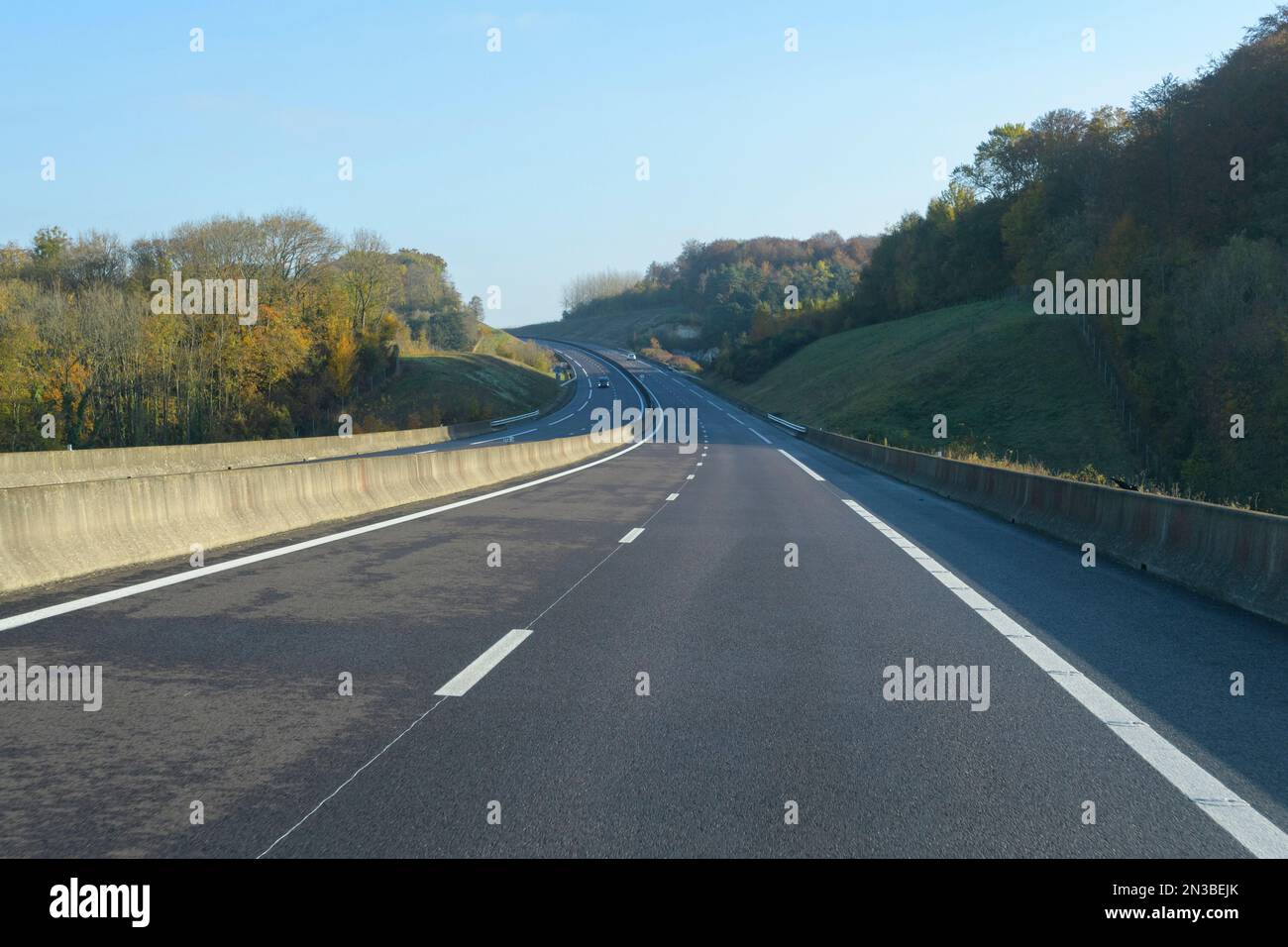Kurve auf der Straße auf der befestigten Autobahn, Frankreich Stockfoto