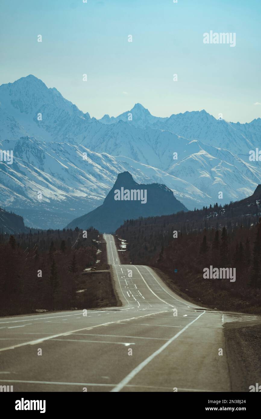 Lion Head Rock erhebt sich über dem Glenn Highway in der Nähe der Sheep Mountain Lodge und Eureka; Alaska, Vereinigte Staaten von Amerika Stockfoto