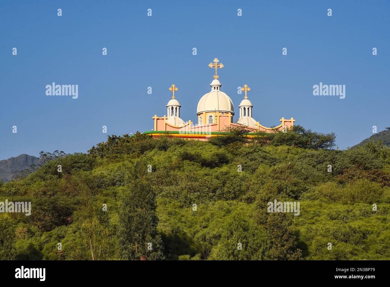 Äthiopisch-orthodoxe Kirche auf einem Berggipfel mit blauem Himmel; Äthiopien Stockfoto