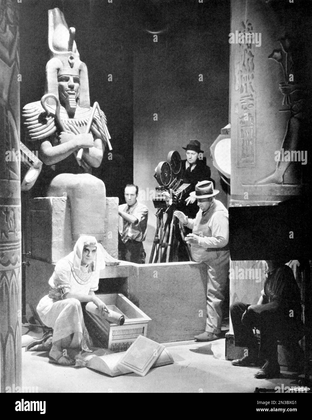 Karl W. Freund als Regisseur von Boris Karloff in der Mumie (1932) Stockfoto