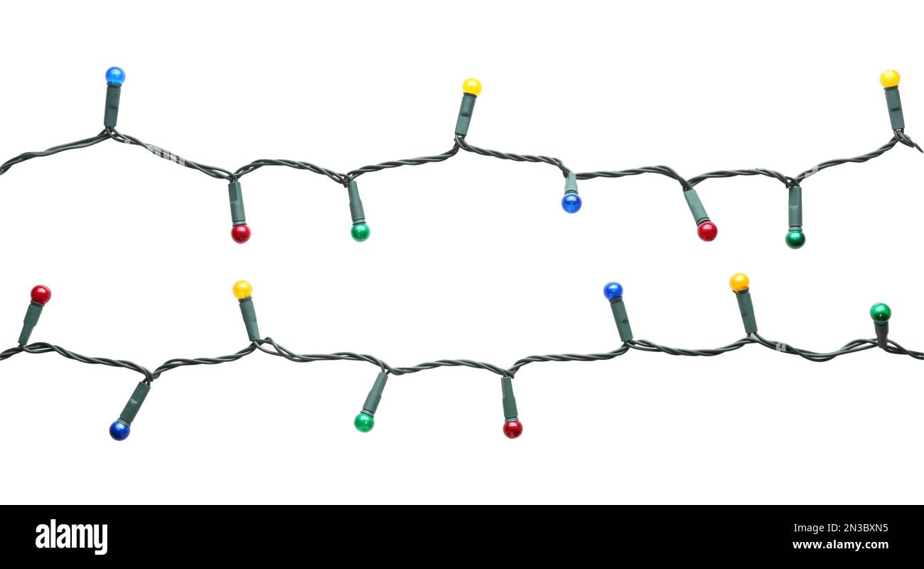 Wunderschöne Weihnachtslichter auf weißem Hintergrund. Festliche Dekoration Stockfoto