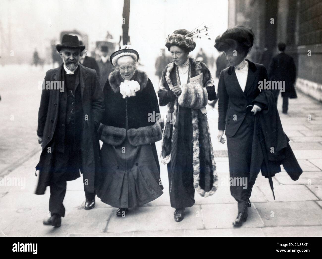 Elizabeth Garrett Anderson und Louisa Garrett Anderson, Alfred Caldecott und eine weitere 1910 an dem Tag, an dem sie zum Premierminister gingen Stockfoto