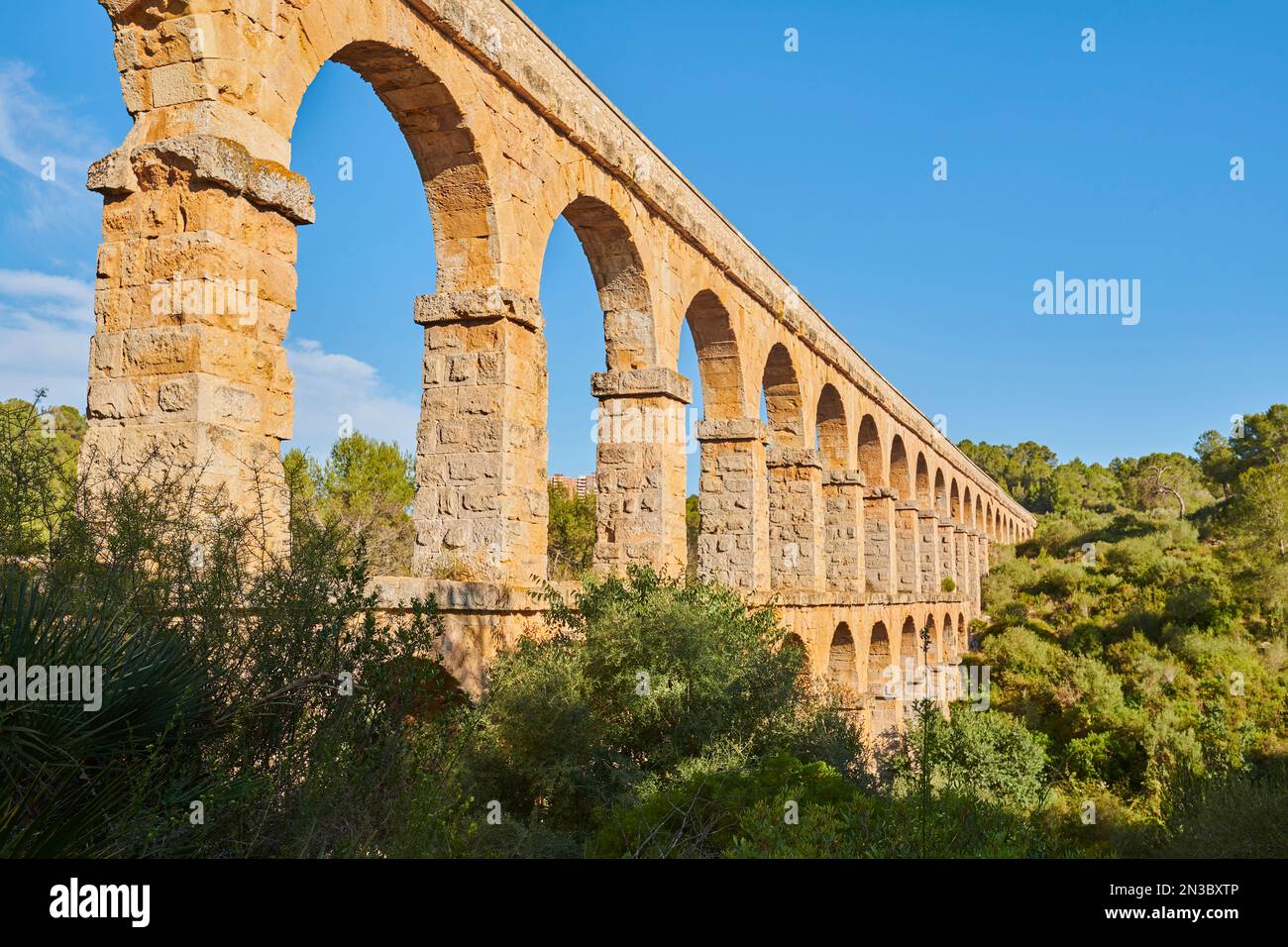 Altes römisches Aquädukt, das Ferreres Aquädukt (Aqüeducte de les Ferreres), auch bekannt als Pont del Diable (Teufelsbrücke) in der Nähe von Tarragona Stockfoto