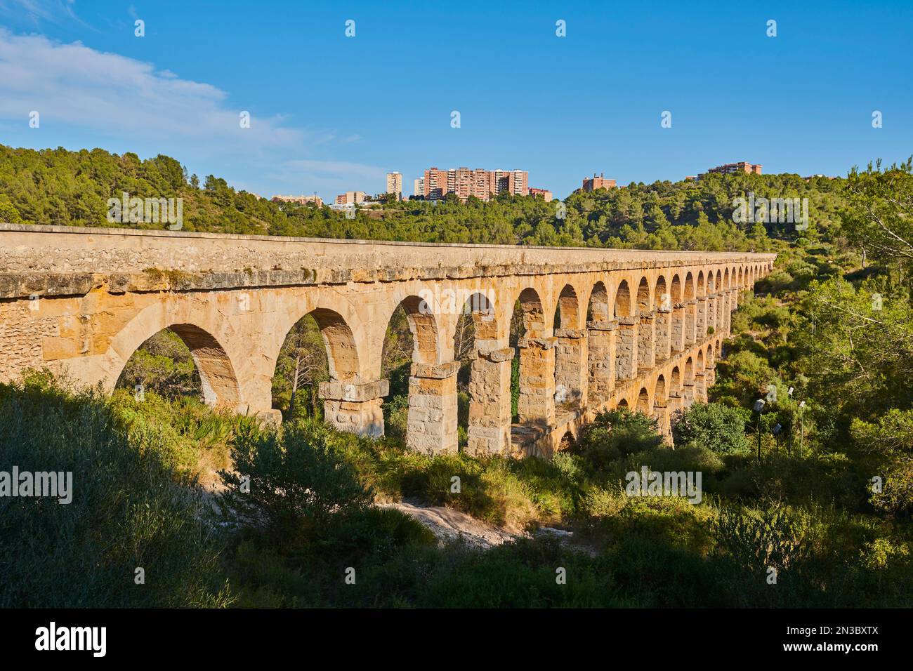 Altes römisches Aquädukt, das Ferreres Aquädukt (Aqüeducte de les Ferreres), auch bekannt als Pont del Diable (Teufelsbrücke), im Gegensatz zum modernen Bui... Stockfoto