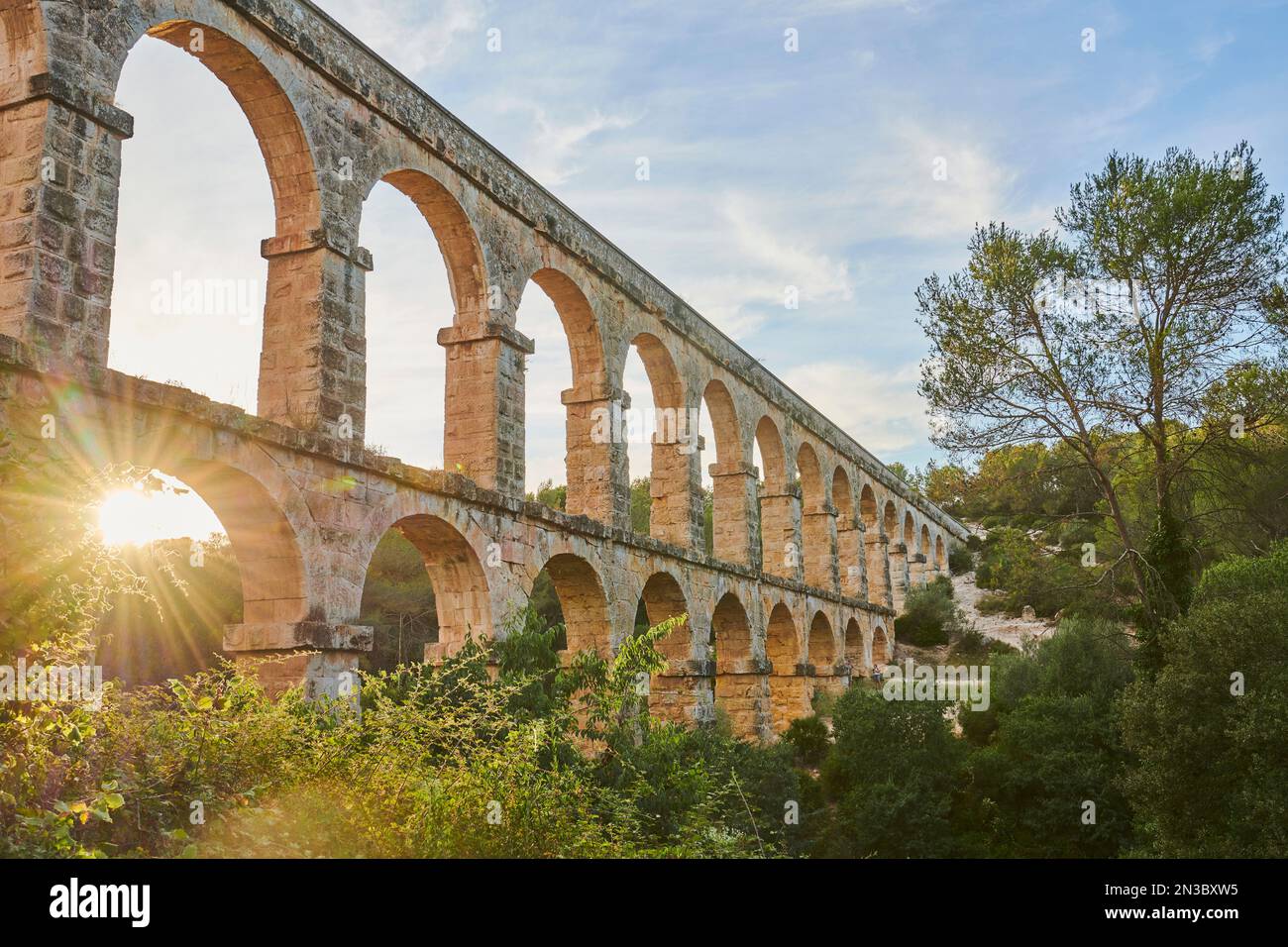 Altes römisches Aquädukt, das Ferreres Aquädukt (Aqüeducte de les Ferreres), auch bekannt als Pont del Diable (Teufelsbrücke) in der Nähe von Tarragona Stockfoto