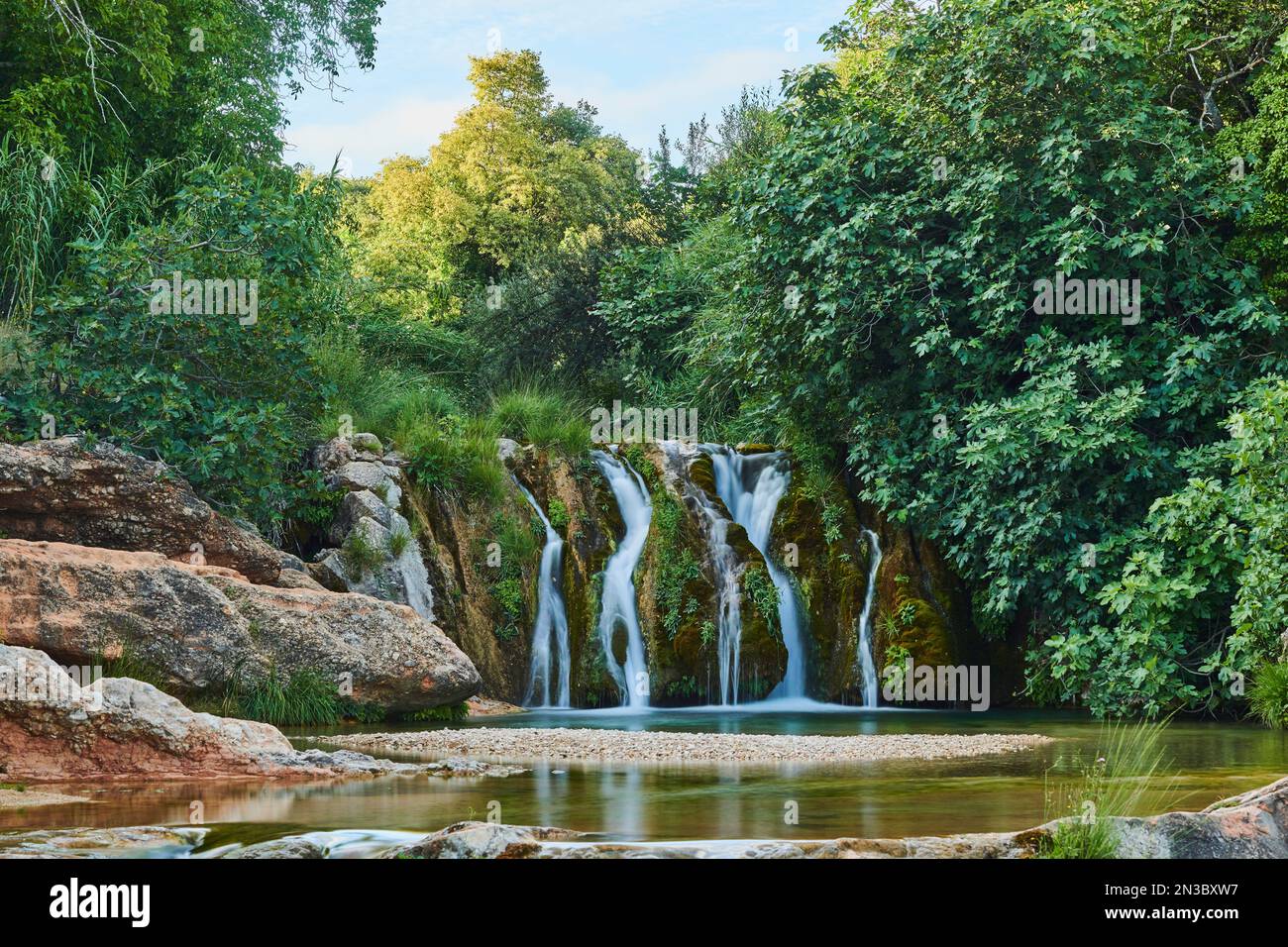 Malerische Schönheit der rauschenden Wasserfälle in El Parrizal Beceite entlang des Flusses Matarranya (Río Matarraña) in der Provinz Teruel, Autonomous R... Stockfoto