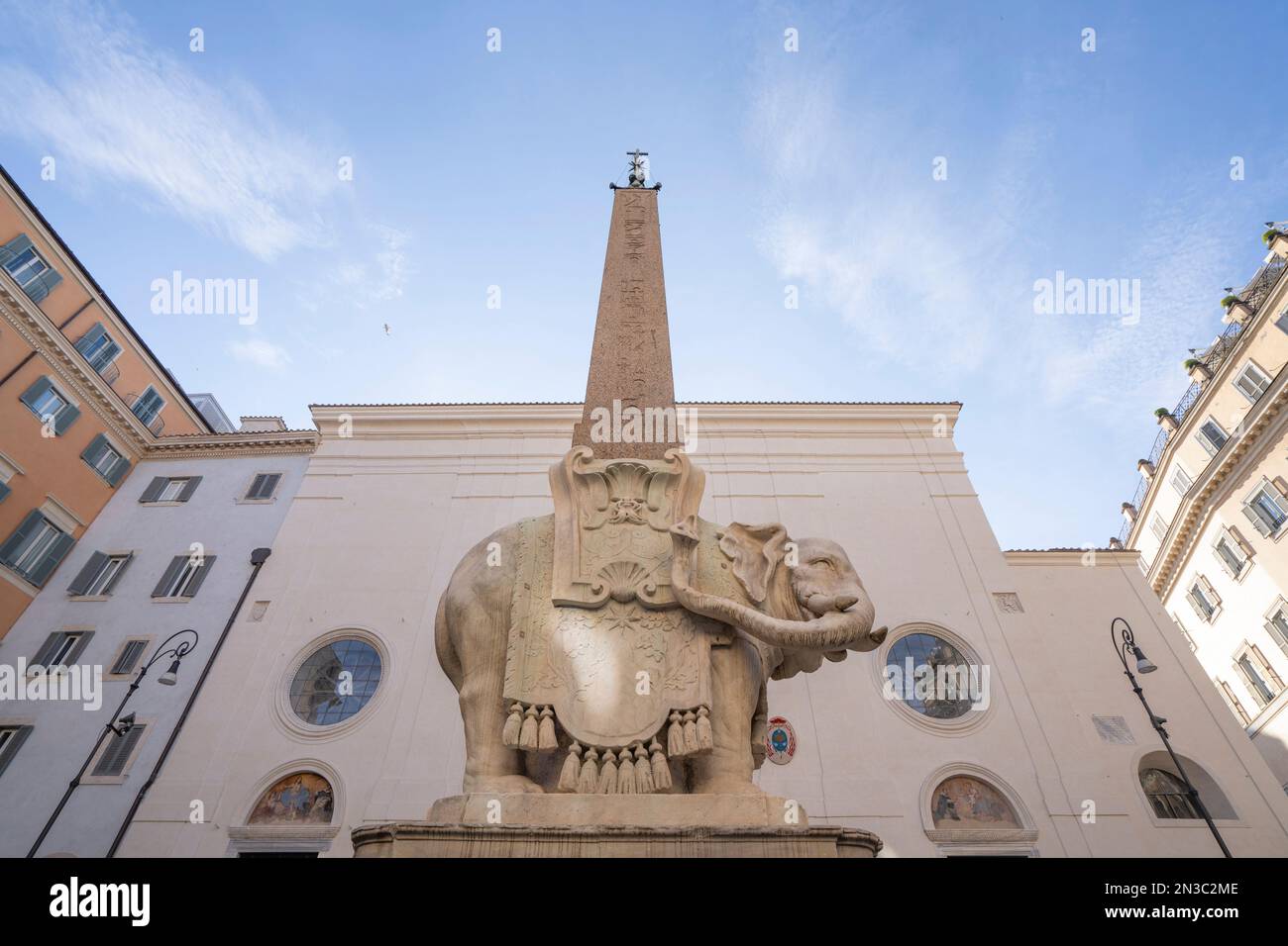 Nahaufnahme der Basilika St. Maria Sopra Minerva und des Elefanten mit Obelisken auf der Piazza Della Minerva; Rom, Italien Stockfoto