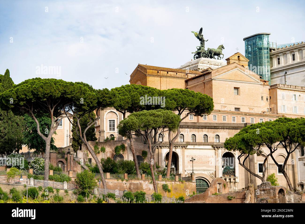 Vittoriano, Altar des Vaterlandes, Victor-Emmanuel-Denkmal, Altare della Patria Piazza Venezia mit der Statue der Göttin Victoria auf dem Dach Stockfoto