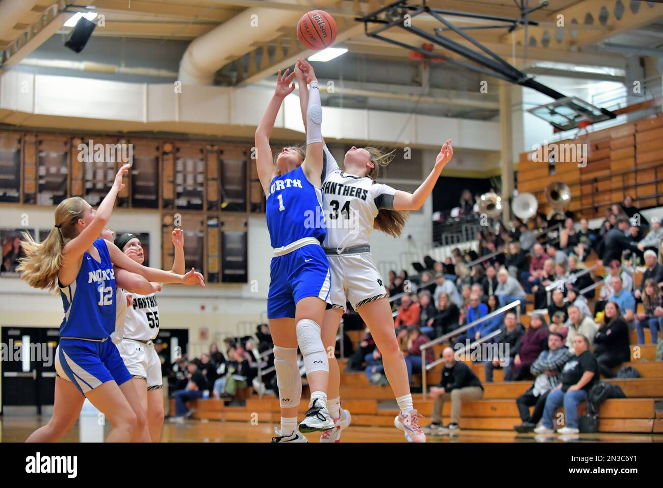 USA. Die Spieler kämpfen um eine Erholung, während andere Gegner sich verheddern und vom Boden aus zusehen. Stockfoto