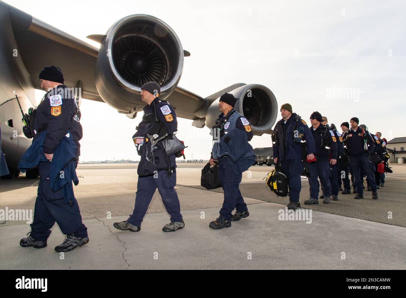 Mitglieder der Urban Search and Rescue Virginia Task Force 1, Fairfax County, Virginia, gehen an Bord eines C-17 Globemaster III am Luftwaffenstützpunkt Dover, Delaware, 7. Februar 2023. Die USA Die Agentur für internationale Entwicklung (USAID) mobilisiert humanitäre Nothilfe, um auf die verheerenden Auswirkungen in der Türkei nach dem schlimmsten Erdbeben in der Region seit fast einem Jahrhundert zu reagieren. (USA Air Force Foto von Roland Balik) Stockfoto